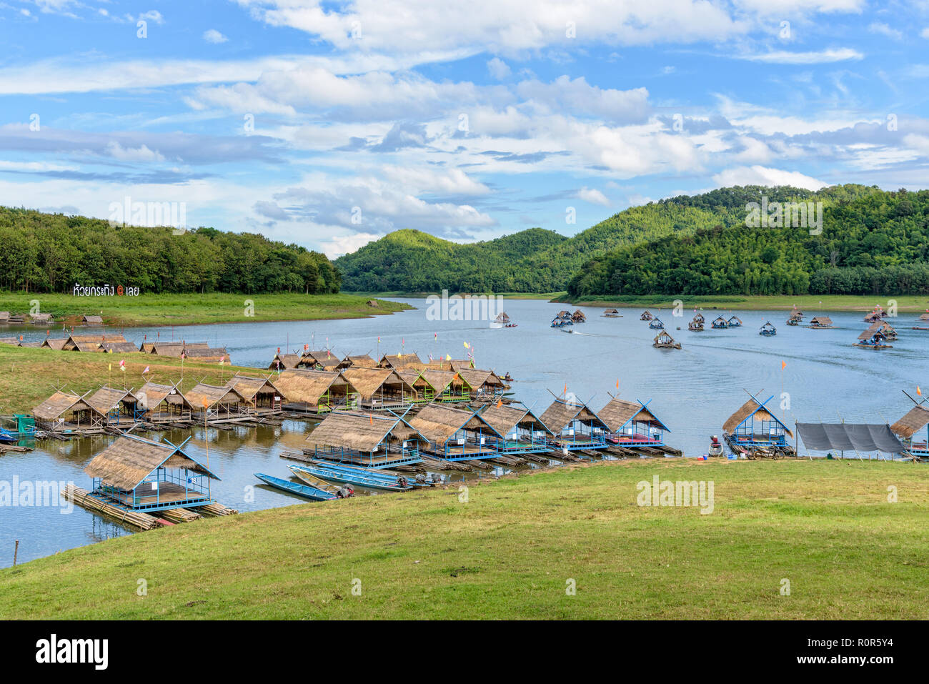 Wunderschöne natürliche Landschaft des Flusses, Berge, blauer Himmel, grüne Wälder und bambusfloß Tierheim ist Teil der schwimmenden Restaurant im Huai Krathing Stockfoto