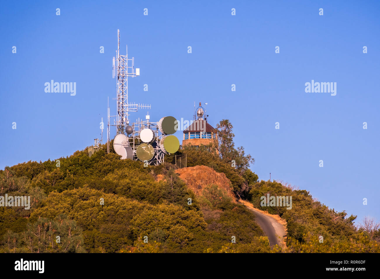 Die Gebäude auf Mt Diablo Gipfel im Hintergrund sichtbar; San Francisco Bay Area, Contra Costa County, Kalifornien Stockfoto