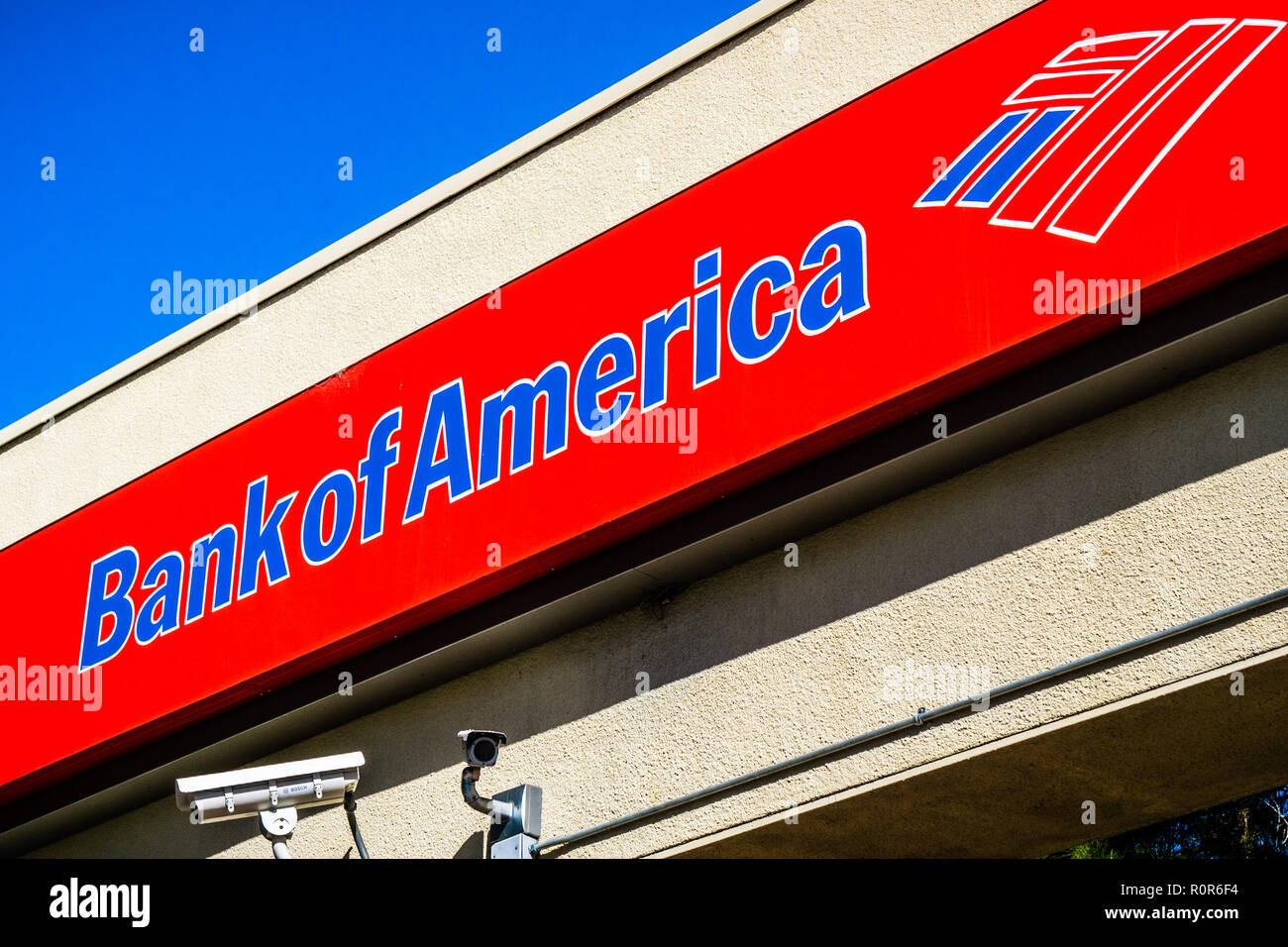 Oktober 15, Sunnyvale 2018/CA/USA - Bank von Amerika Logo über dem Eingang einer Zweigstelle der Bank, San Francisco Bay Area. Stockfoto