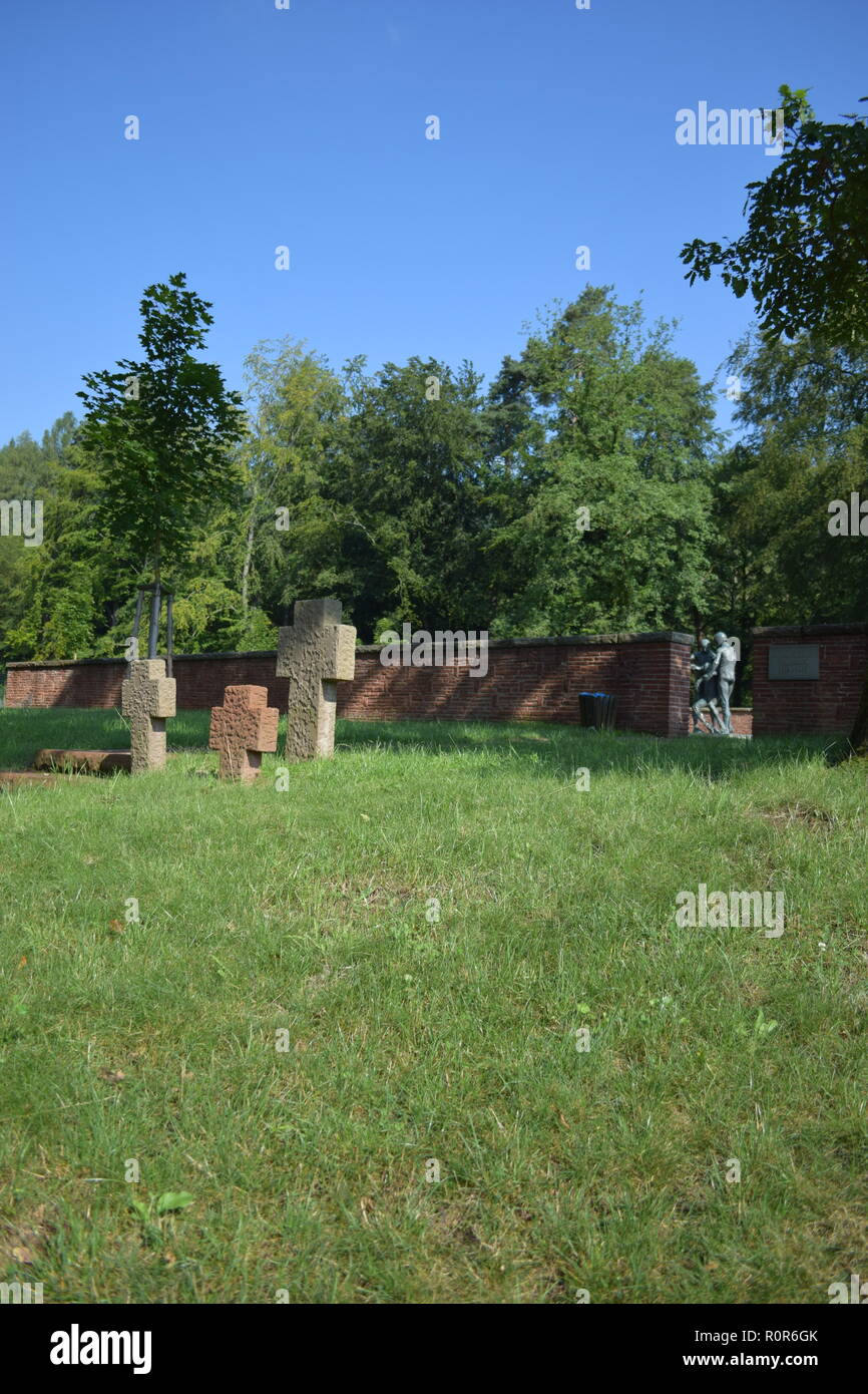 Blick auf den Sand Stein Kreuz am Eingang des Waldfriedhofes eines Deutschen Zweiten Weltkrieg Militärfriedhof in reimsbach an der Saar. Stockfoto