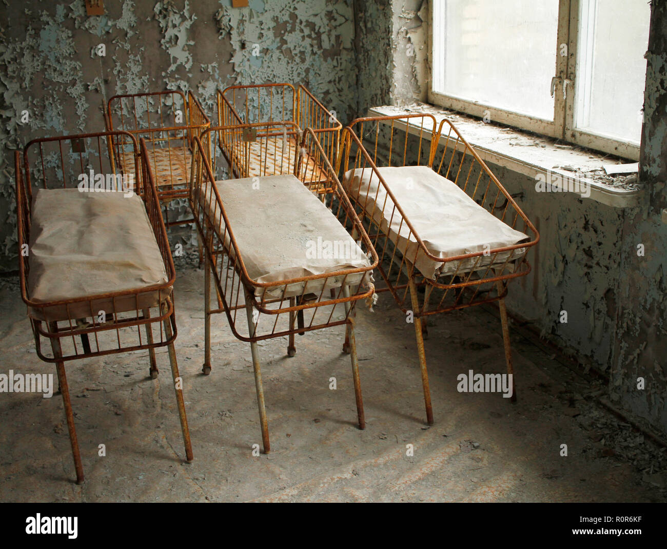 Baumschule Betten für Neugeborene in verlassenen Krankenhaus in Pripyat, Sperrzone von Tschernobyl, Ukraine. Stockfoto
