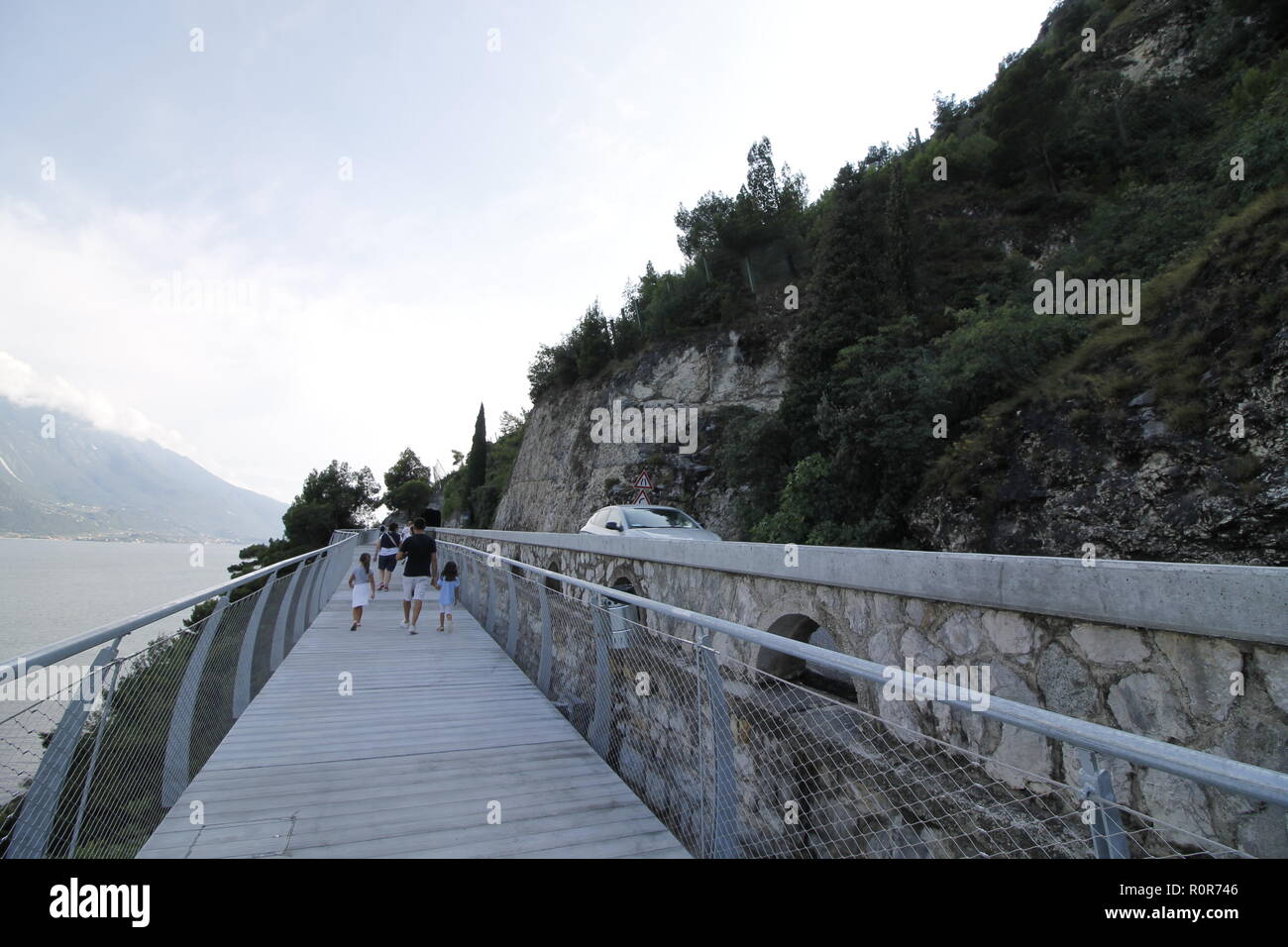 Fahrrad Straße und Fußweg über Gardasee in Limone am Gardasee, Lombardei, Italien Stockfoto