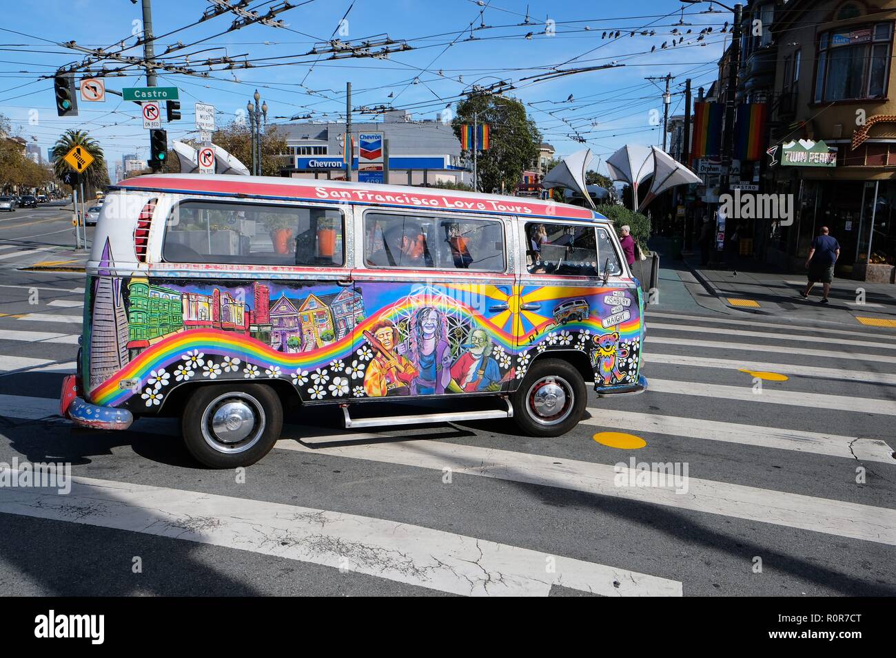 San Francisco Liebe Touren Volkswagen Bus auf Castro Street, der Castro District, San Francisco, Kalifornien. Stockfoto