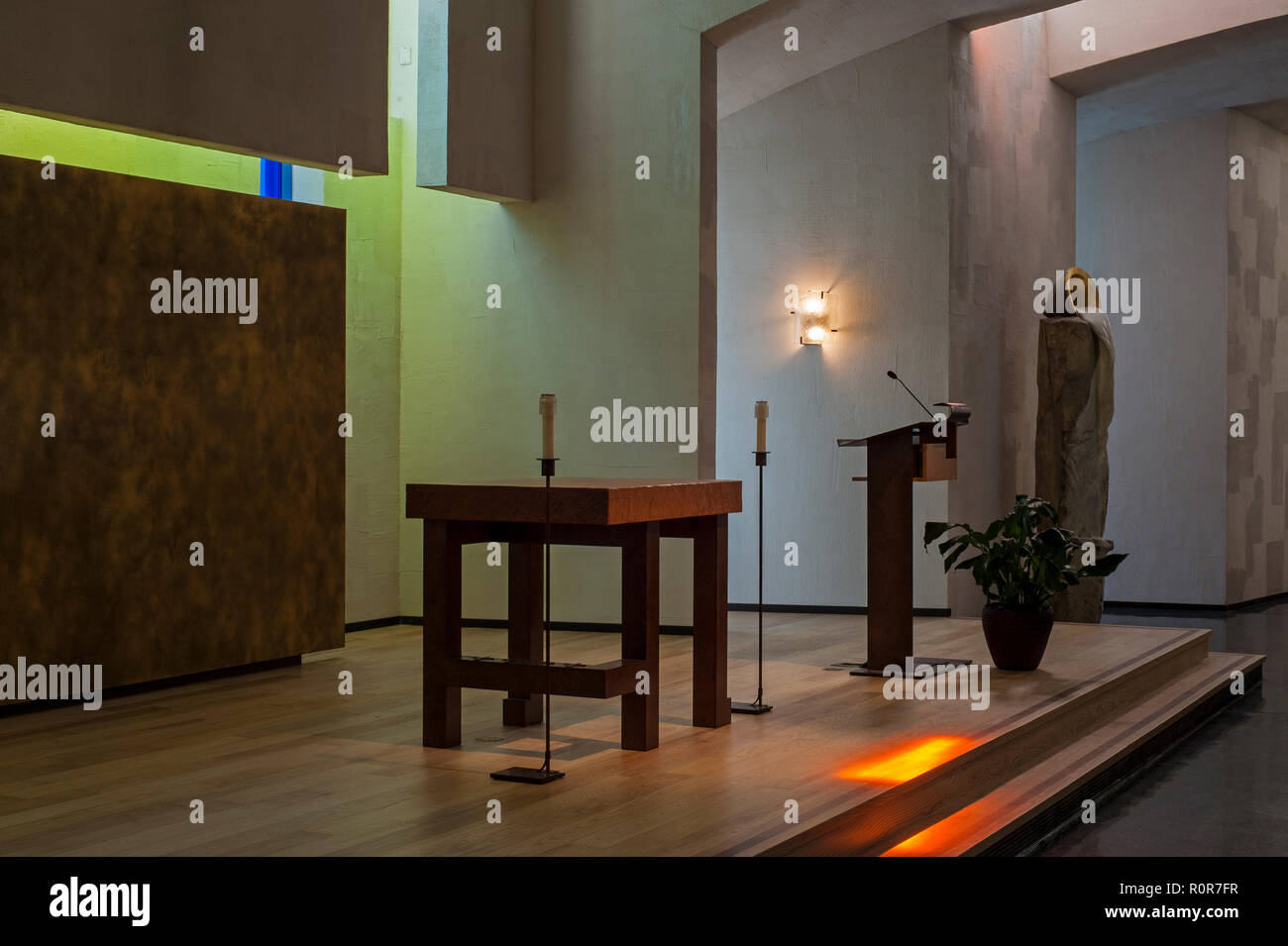 Der heilige Ignatius Kirche Architektur Innenraum ceilng Beems, abstrakte Formen mit Altar ein Ort der Messe und Anbetung. Stockfoto