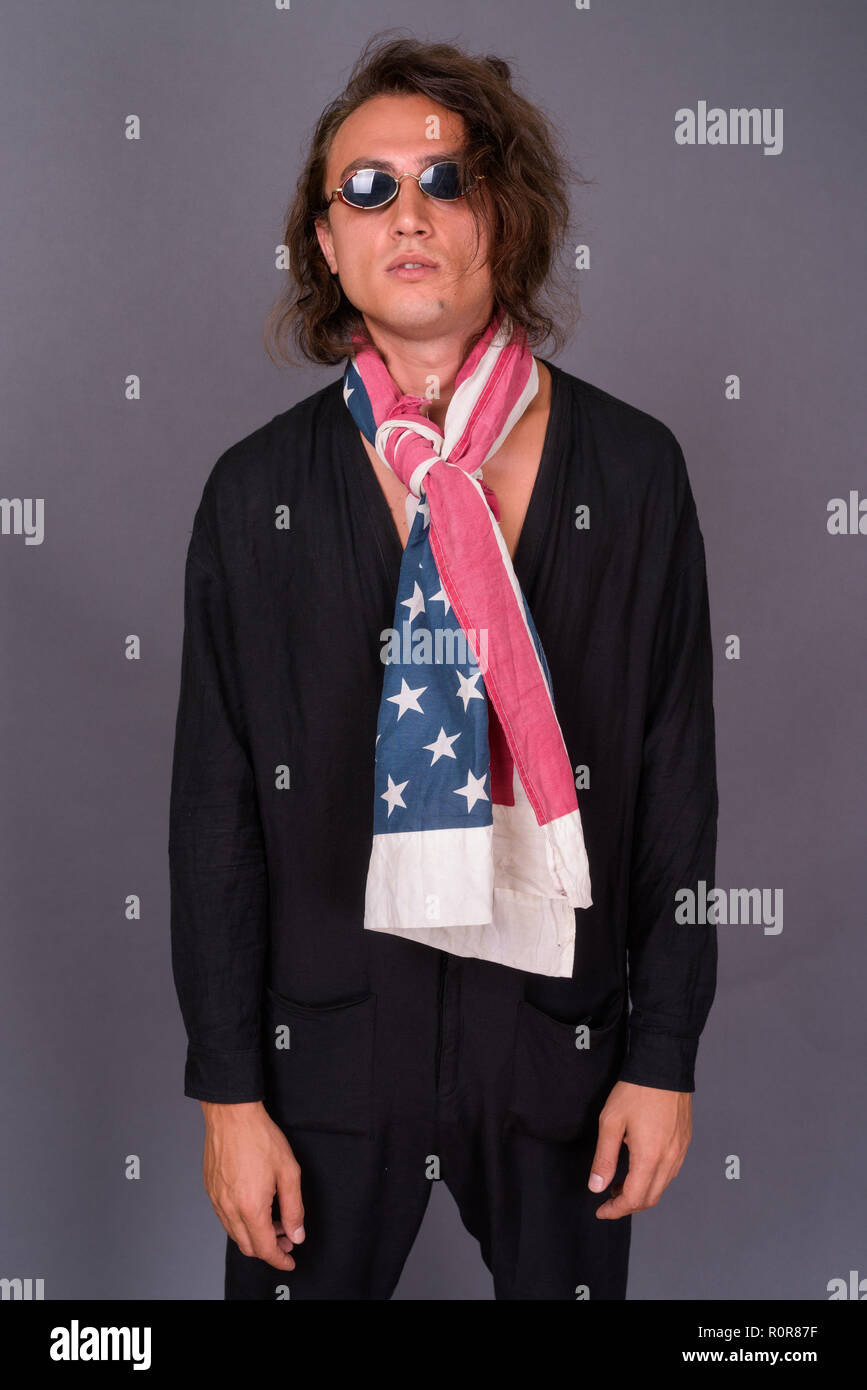 Porträt der jungen stolz American man Holding USA Flagge Stockfoto