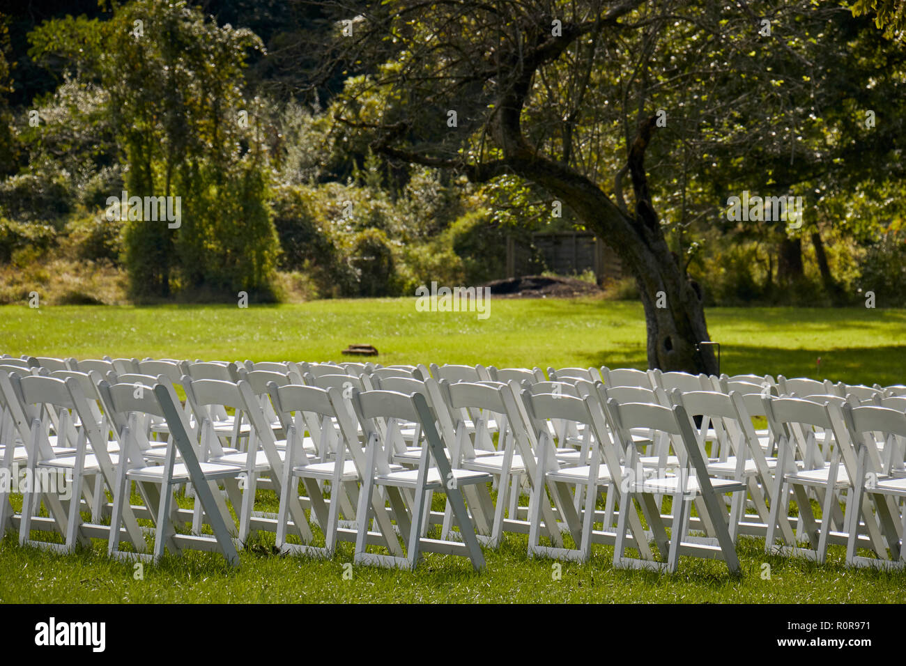 Weiß Klappstühle für eine Hochzeit im Freien Zeremonie gesäumt. Rock Ford, Lancaster County Central Park, Lancaster, Pennsylvania, USA Stockfoto