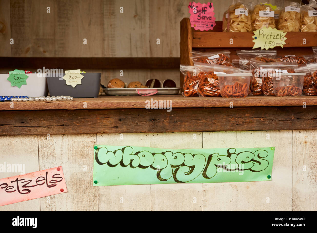 Ein Zeichen für whoopie Pies - Die ländlichen American Classic - mit einer ungewöhnlichen Schreibweise bei einer Amish Farm in Lancaster County in Pennsylvania, USA Stockfoto