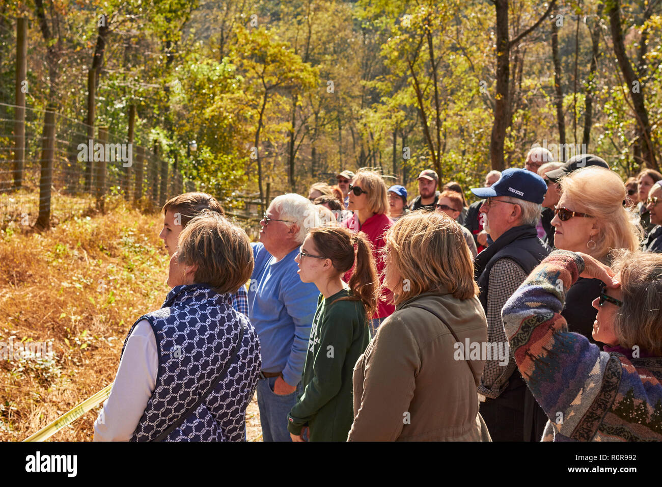 Massen von Zuschauern zu einem Open House am Wolf Sanctuary von Pennsylvania in Lancaster County Stockfoto