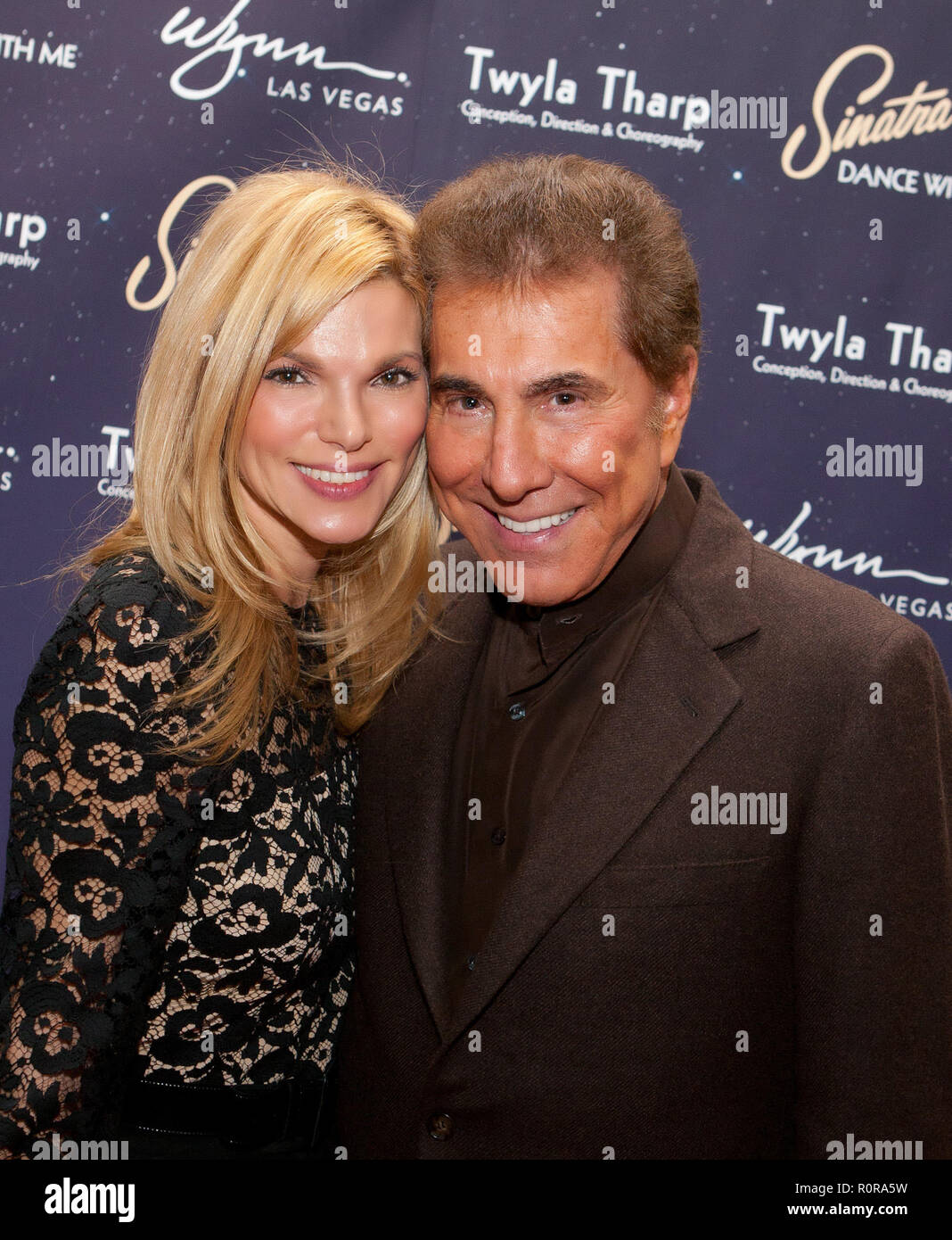 Andrea Hissom und Steve Wynn im Sinatra: Tanz Mit Mir Premiere im Encore Theater im Encore at Wynn Las Vegas n Las Vegas, NV am 11. Dezember 2010. © Digital/MediaPunch ** HAUS AB *** Stockfoto