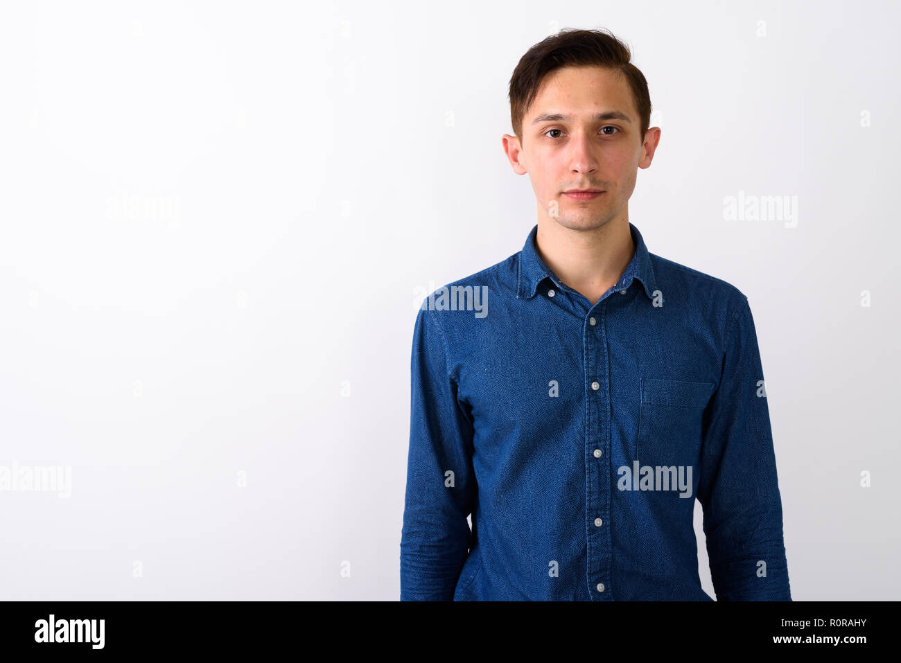 Porträt der jungen gutaussehenden Mann gegen den weißen Hintergrund Stockfoto