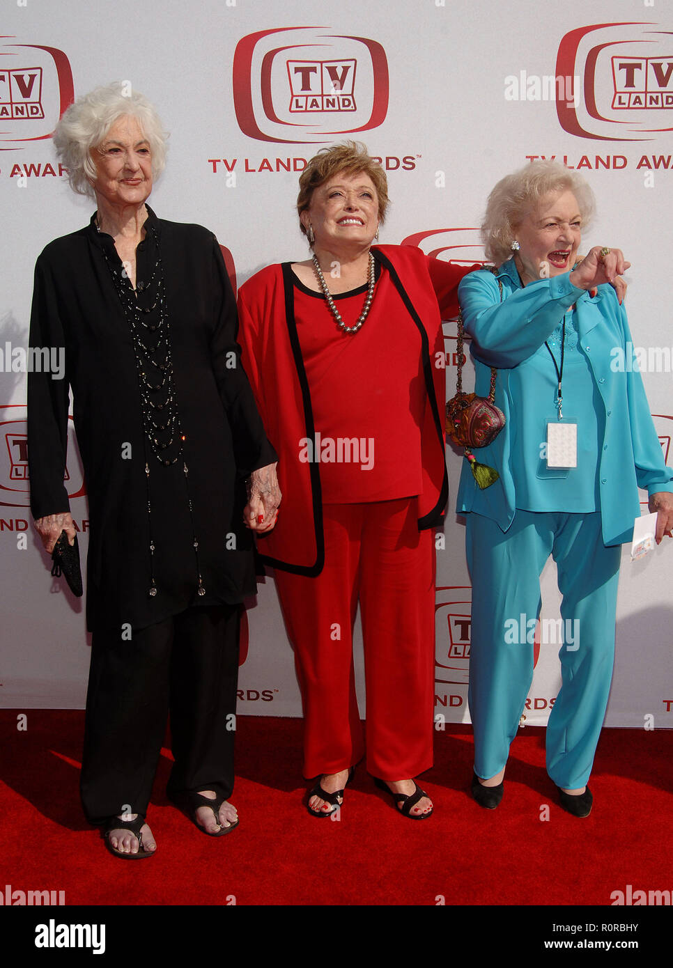 Die Golden Girls - Bea Arthur - Rue - Clanahan und Betty White - 6 TV Land Awards 2008 an der Barker Hangar in Los Angeles. in voller Länge Auge con Stockfoto