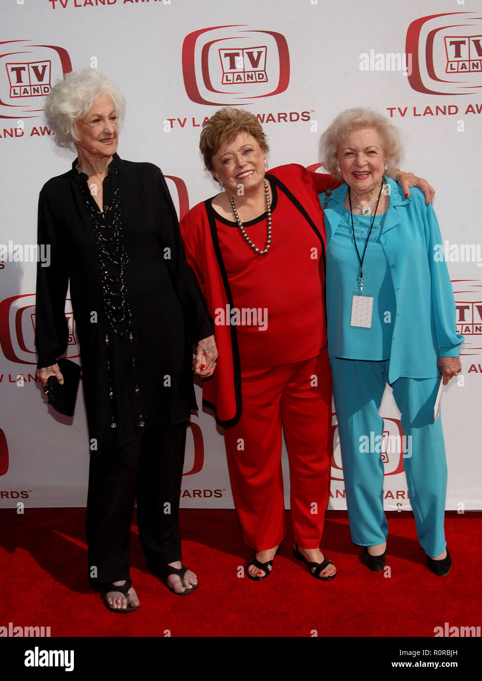Die Golden Girls - Bea Arthur - Rue - Clanahan und Betty White - 6 TV Land Awards 2008 an der Barker Hangar in Los Angeles. in voller Länge Auge con Stockfoto