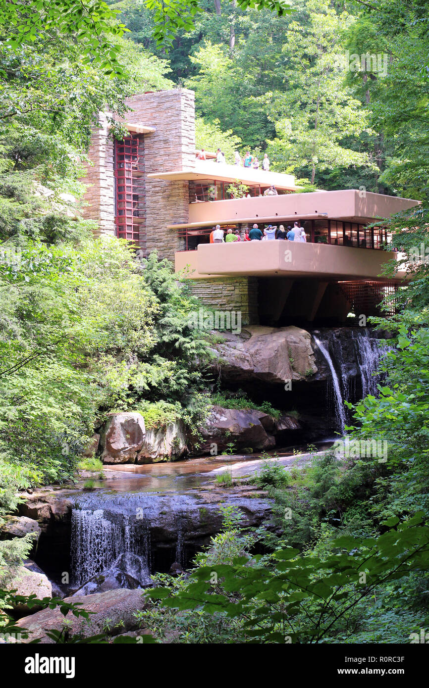 Personen, die Balkone von Fallingwater, für den Kaufmann Familie 1935, entworfen von Frank Lloyd Wright, Mühle, PA Stockfoto
