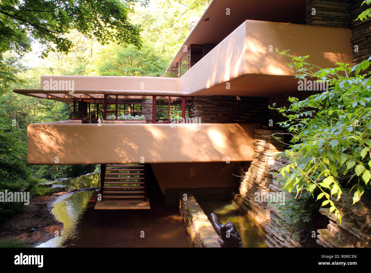 Vordereingang Fallingwater, für den Kaufmann Familie 1935, entworfen von Frank Lloyd Wright, Mühle, PA Stockfoto