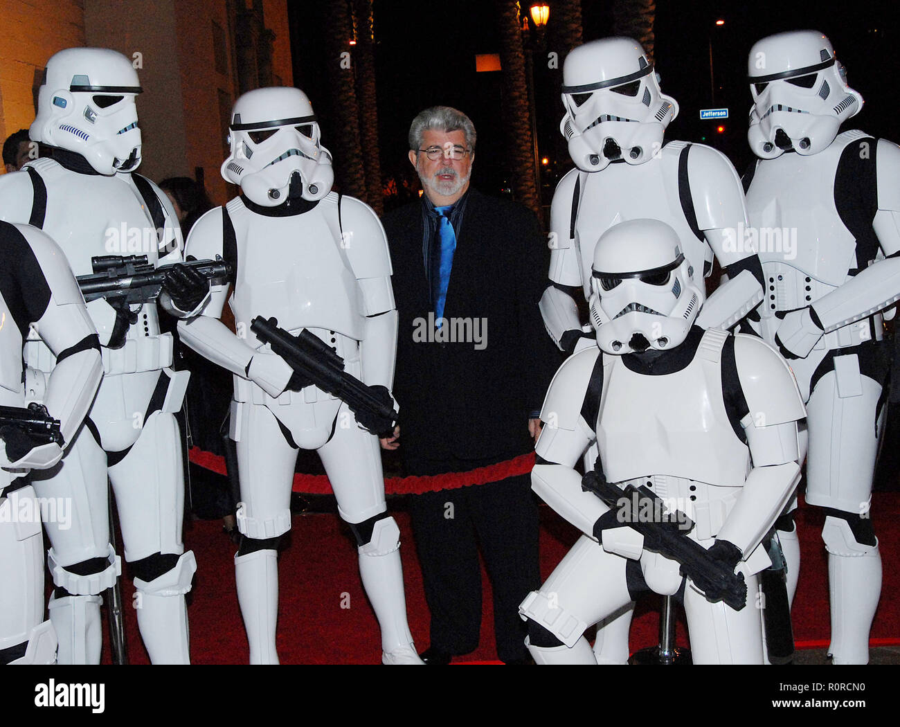George Lucas posiert mit einer Gruppe von Fans STORM TROOPER an der Jules Verne Abenteuer Filmfestivals & Ausstellungen im Shrine Auditorium in Los Angele Stockfoto