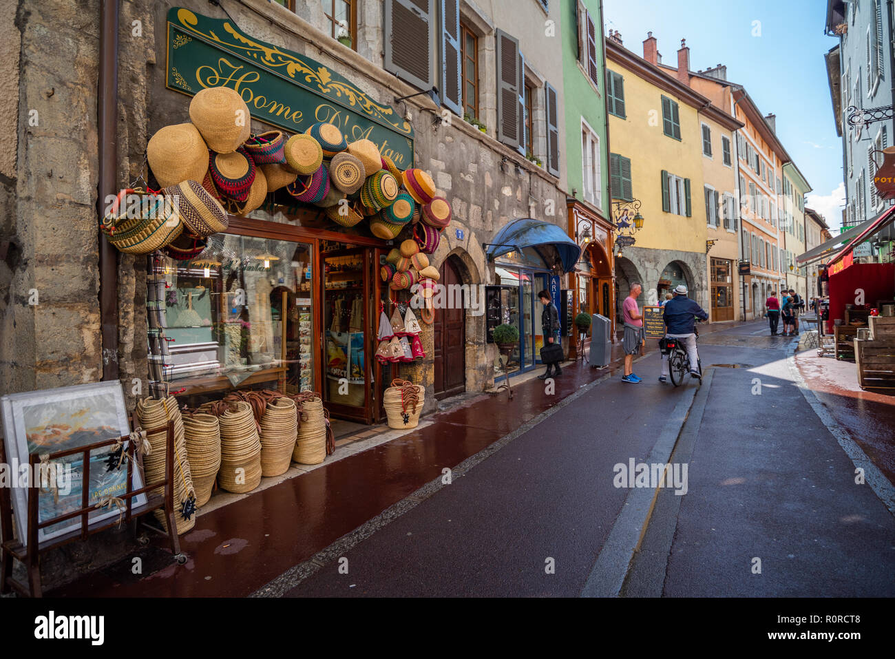 Ein Geschäft mit geflochtenen Korbsesseln Taschen und Körbe in einer schönen Straße in Annecy, Frankreich Stockfoto