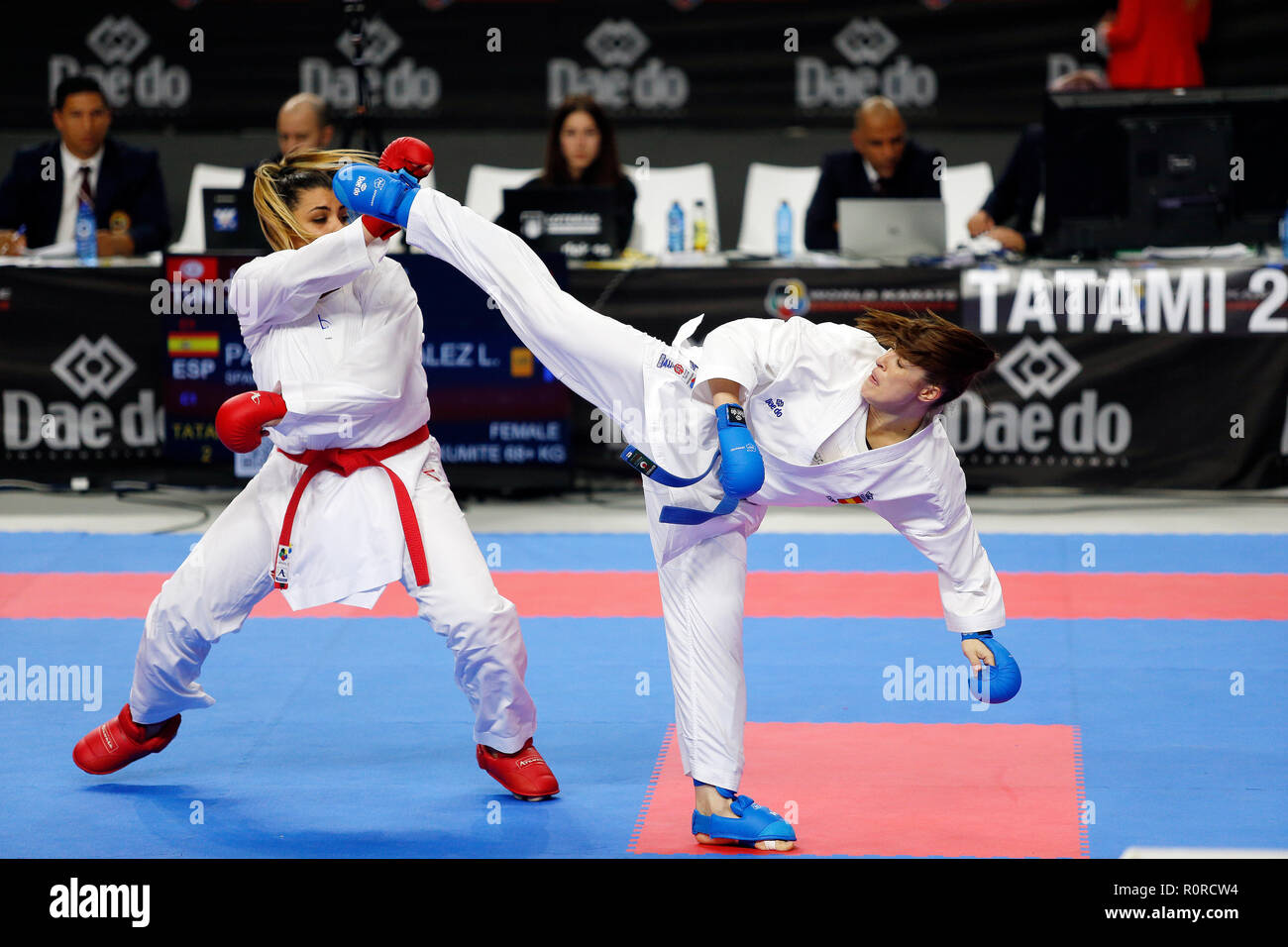 Laura Palacio Gonzalez gesehen kämpfen gegen Ihre tunesische Gegners während der Frauen Kumite team Wettbewerb des 24. Karate Weltmeisterschaften im WiZink Center sport Halle in Madrid. Stockfoto