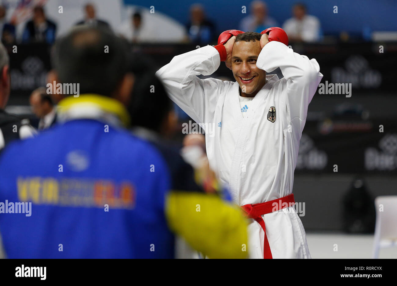 Jonathan Horne gesehen feiern den Pass an die Endrunde der 24. Karate Weltmeisterschaften im WiZink Center sport Halle in Madrid. Stockfoto