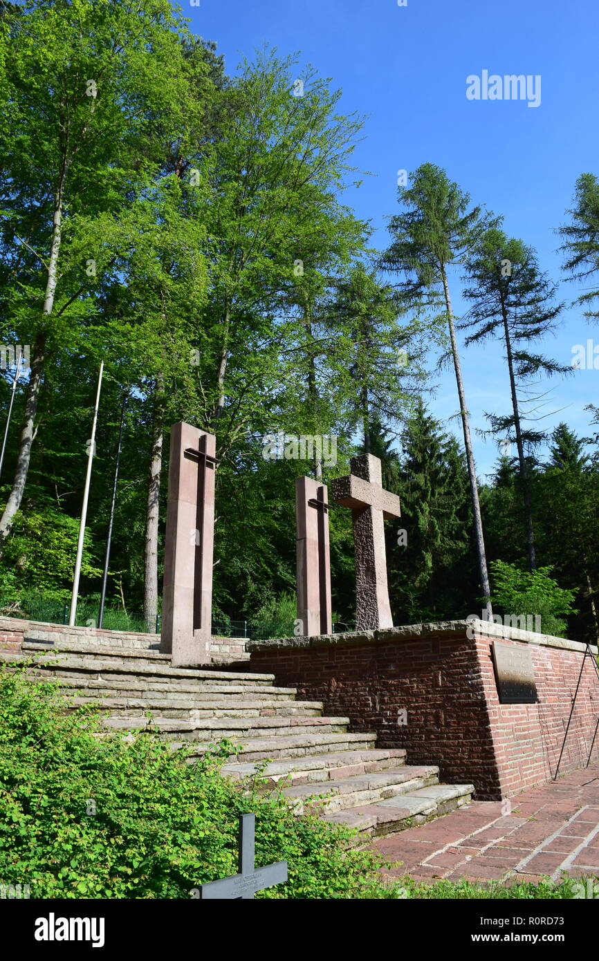 Blick auf den Sand Stein Kreuz von Opfern im Wald Friedhof von einem Deutschen Zweiten Weltkrieg Soldatenfriedhof in reimsbach an der Saar. Stockfoto