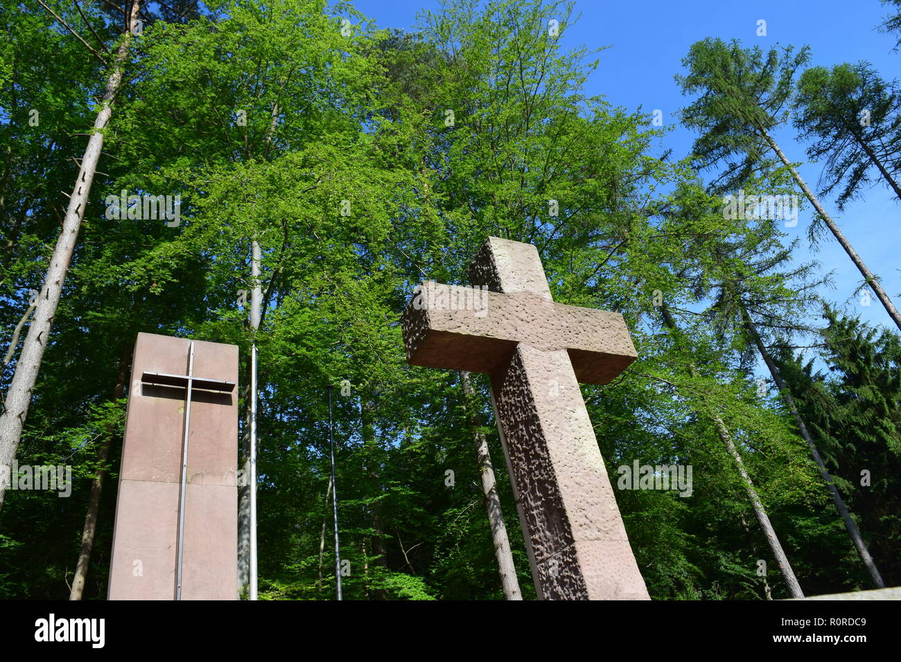 Blick auf den Sand Stein Kreuz von Opfern im Wald Friedhof von einem Deutschen Zweiten Weltkrieg Soldatenfriedhof in reimsbach an der Saar. Stockfoto