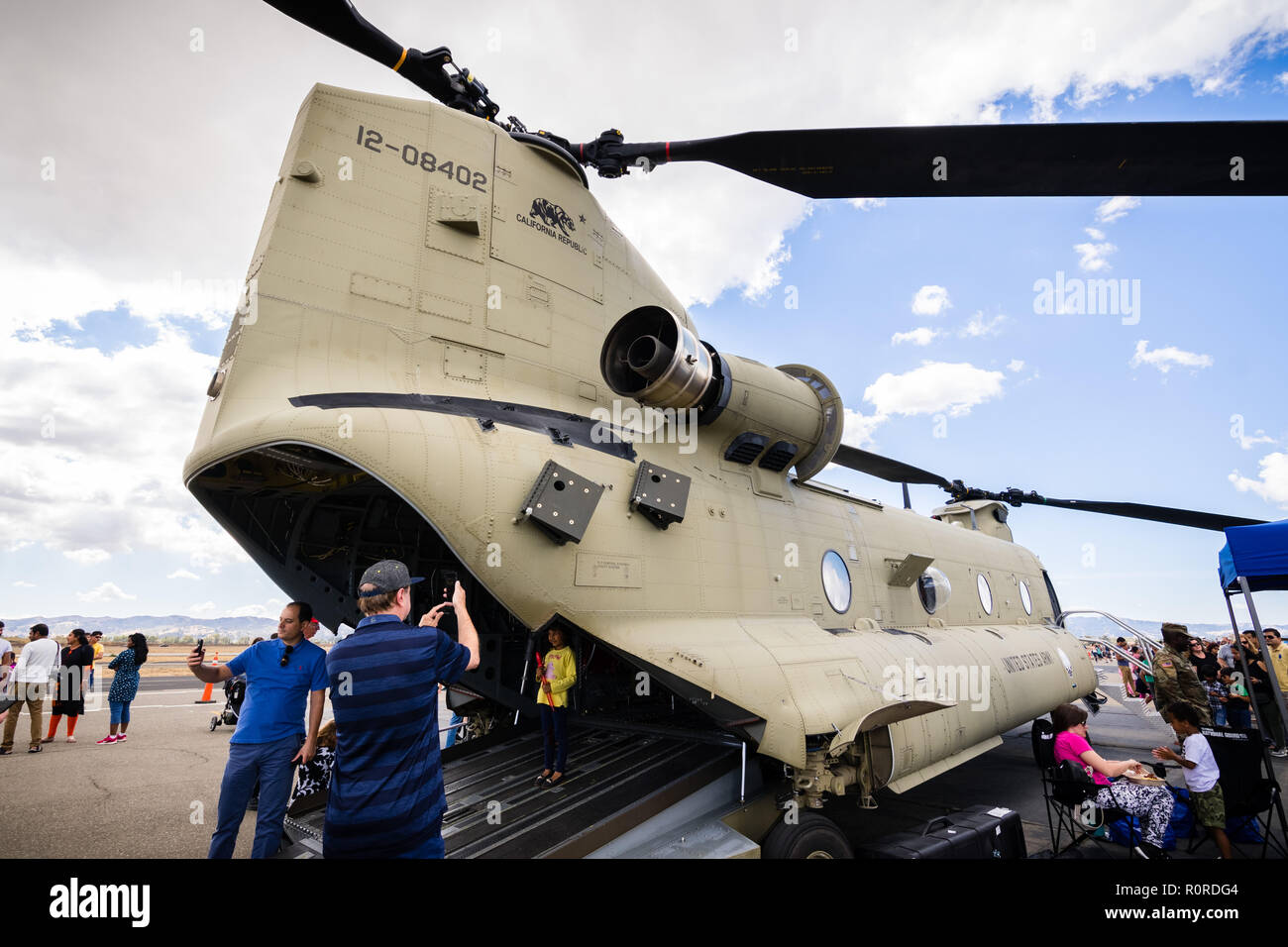 Oktober 6, 2018 Livermore/CA/USA - die Leute, die eine militärische Hubschrauber am Livermore Municipal Airport Open House Veranstaltung Stockfoto