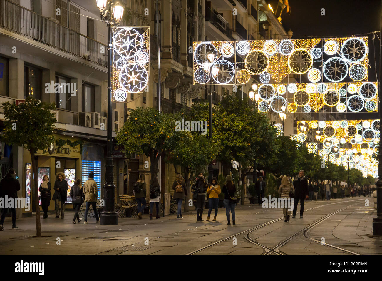 Sevilla, Spanien - 15. Dezember 2017: Beleuchtete Urlaub Dekorationen auf der Constitution Avenue im Zentrum von Sevilla. Stockfoto