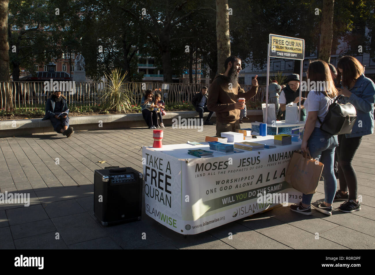 LONDON, ENGLAND - 15. September 2018 eine Masse von Menschen zu Fuß nach unten. Muslimische Prediger in Leicester Square Stockfoto
