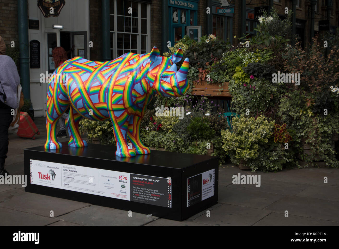 LONDON - 23. SEPTEMBER 2018. Eine Glasfaser Rhino Skulptur von Patrick Hughes am Covent Garden Market gemalt, einer von 21 einzelnen Modelle von verschiedenen Ar Stockfoto