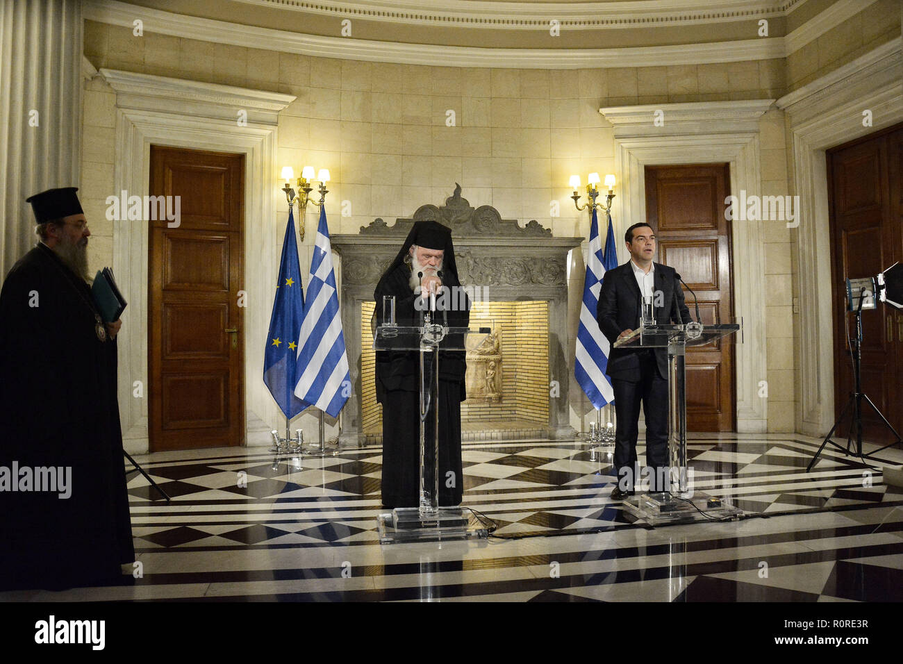 Der griechische Ministerpräsident und Erzbischof zusammen während Ihrer Konferenz sehen. Der griechische Premierminister, Alexis Tsipras und Erzbischof Geronimo met und Erklärungen in Maximos Mansion. Stockfoto