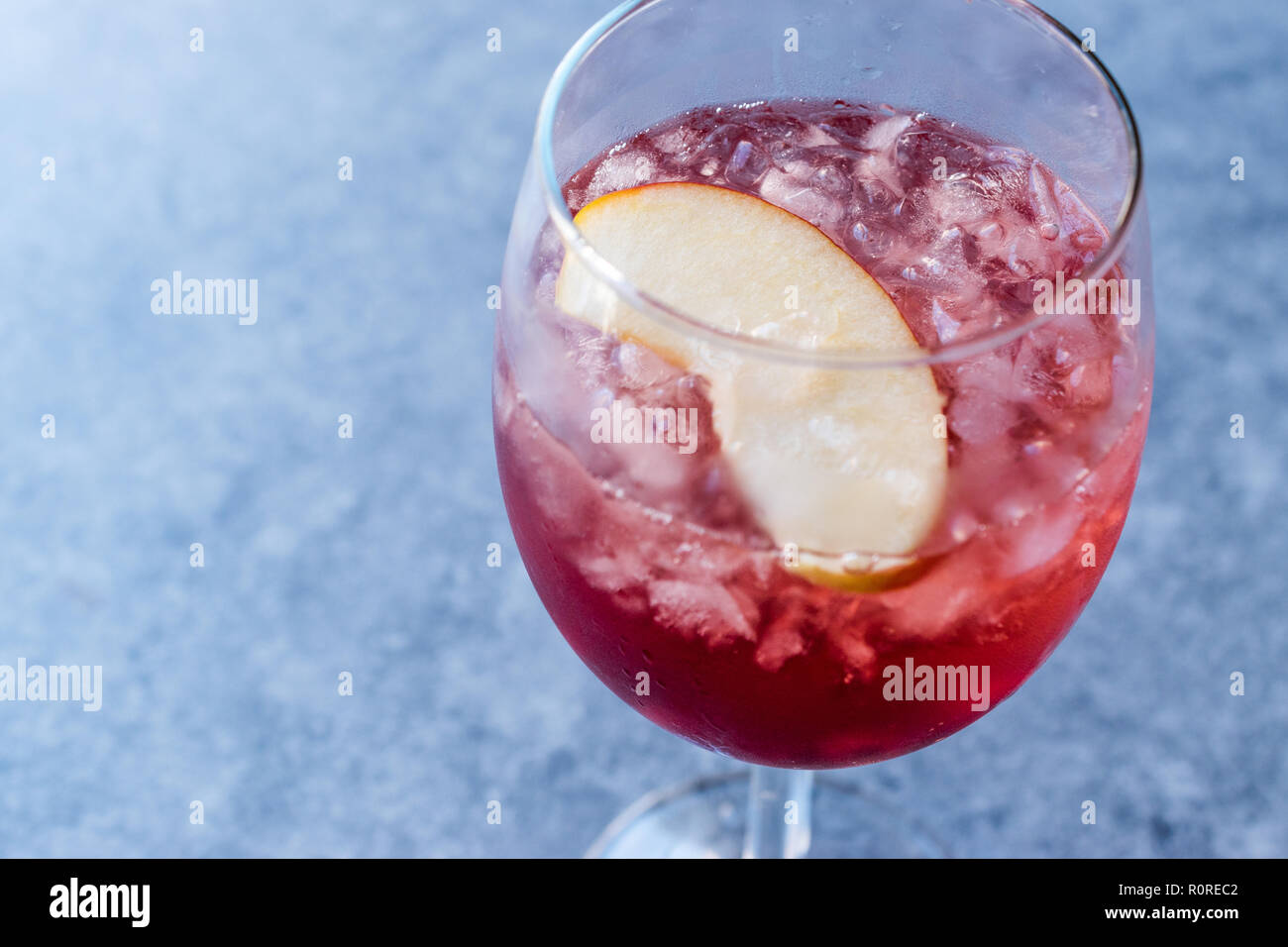 Rosa Rot Wein Cocktail mit Granatapfel Samen, Apple Slice und Crushed Ice. Beverage Konzept. Stockfoto