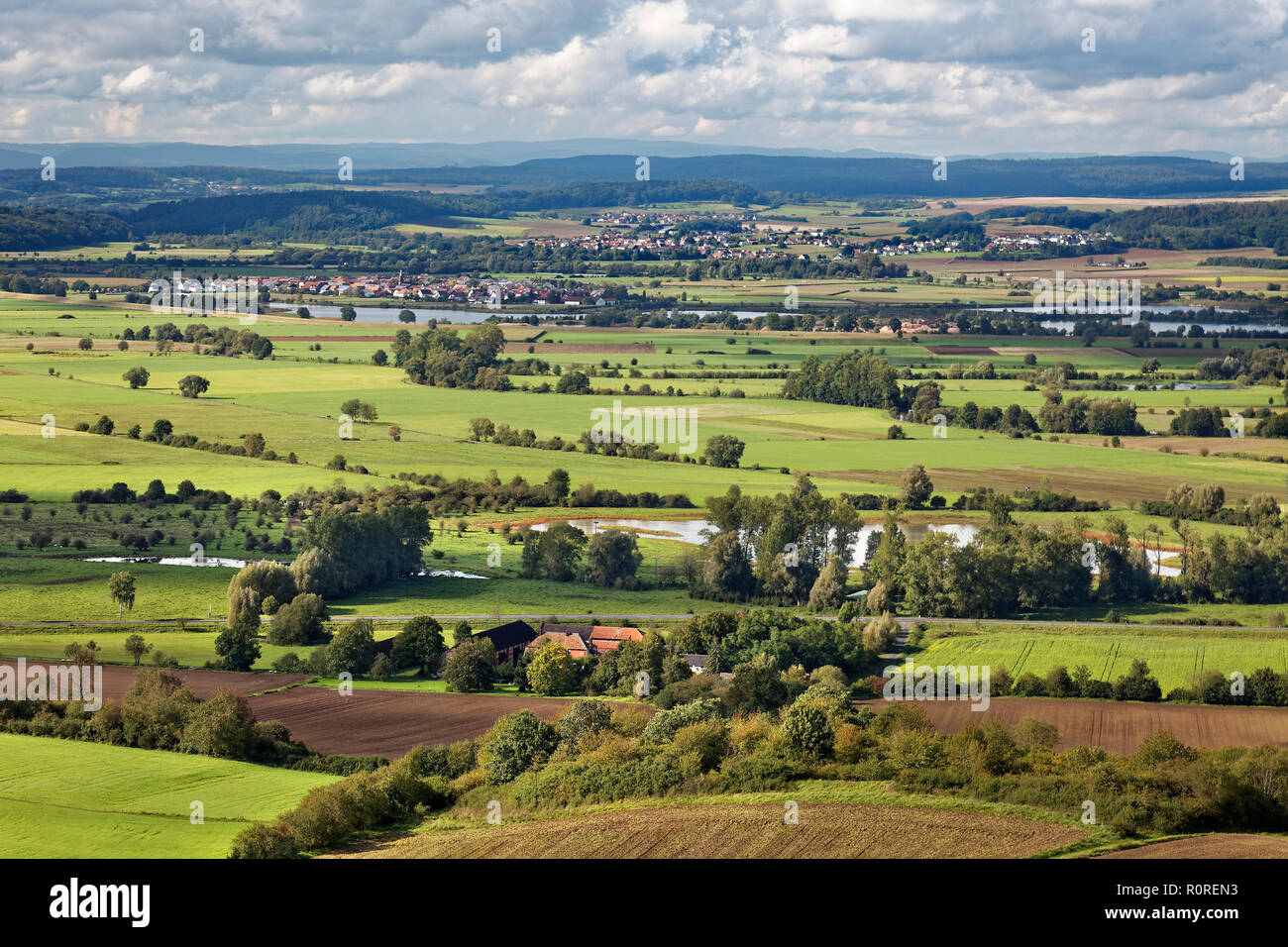 Blick nach links Kleinseelheim, naher Niederwald, Erlensee, Lahnberge, Amöneburg, Bezirk Marbug-Biedenkopf Stockfoto