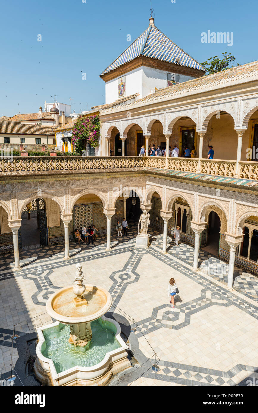 Innenhof mit Springbrunnen, City Palace, andalusischen Adelspalast, Casa de Pilatos, Sevilla, Andalusien, Spanien Stockfoto