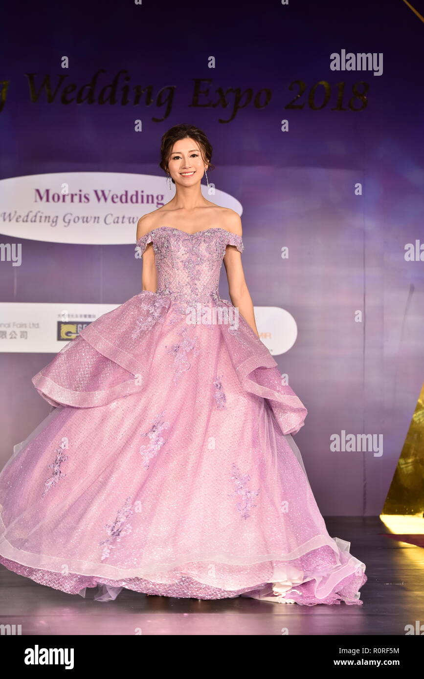 Modell showcase Hochzeit Kleider während einer Modenschau von Hong Kong Hochzeit Expo 2018 in Hong Kong Veranstaltungs- und Ausstellungszentrum. (Brautkleider von Beered Hochzeit H.K. Studios entwickelt) Stockfoto