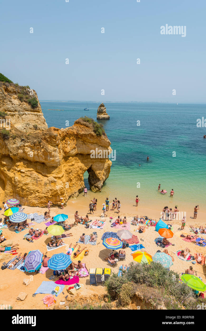 Touristen und Badegäste am Sandstrand Praia do Camilo, felsigen Küste der Algarve, Lagos, Portugal Stockfoto