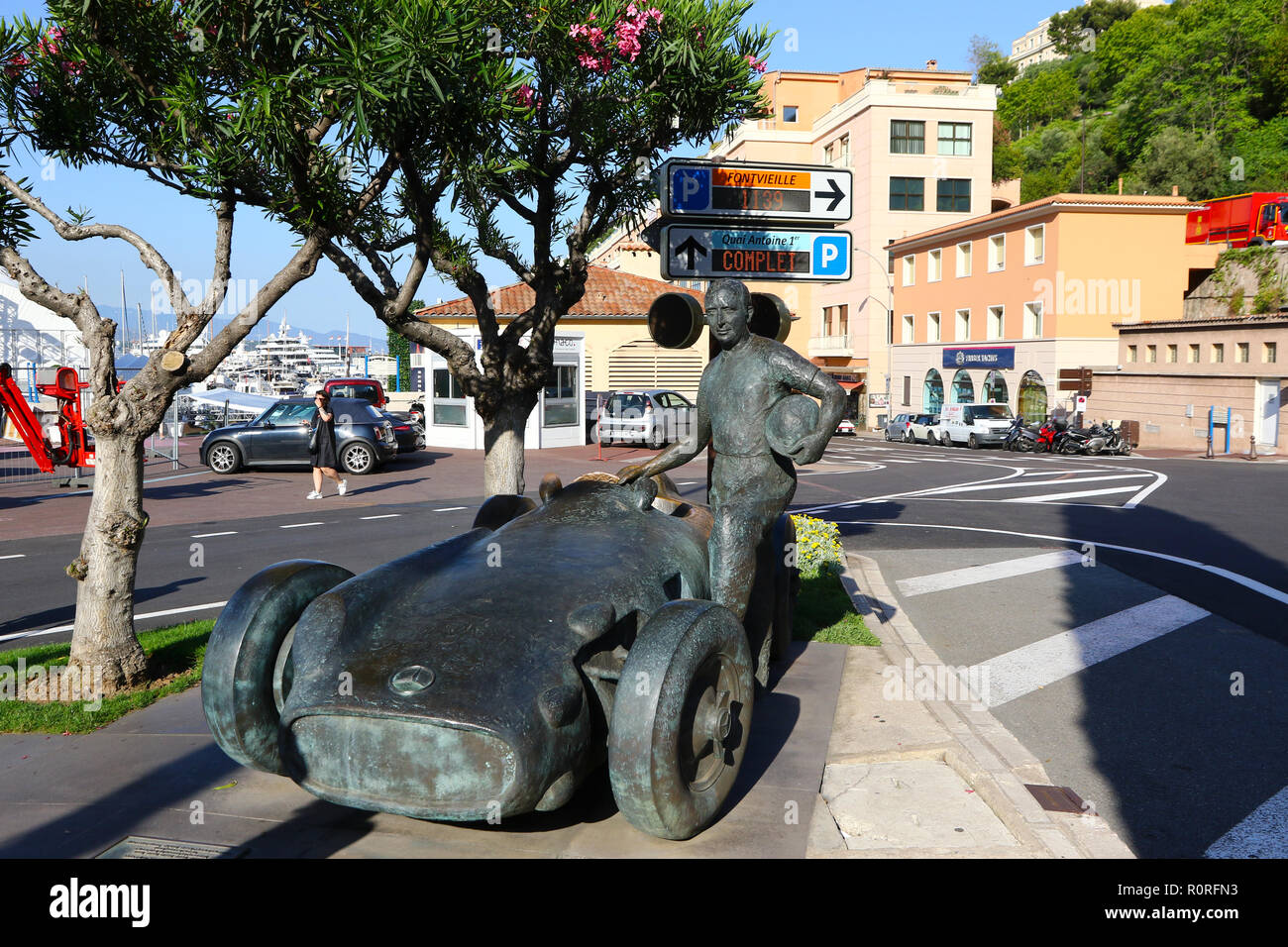 MONTE CARLO, MONACO - Juni 24, 2016: Juan Manuel Fangio Denkmal an der Grand Prix Strecke in Monaco. Die Statue zeigt die 5-mal Formel 1 Stockfoto