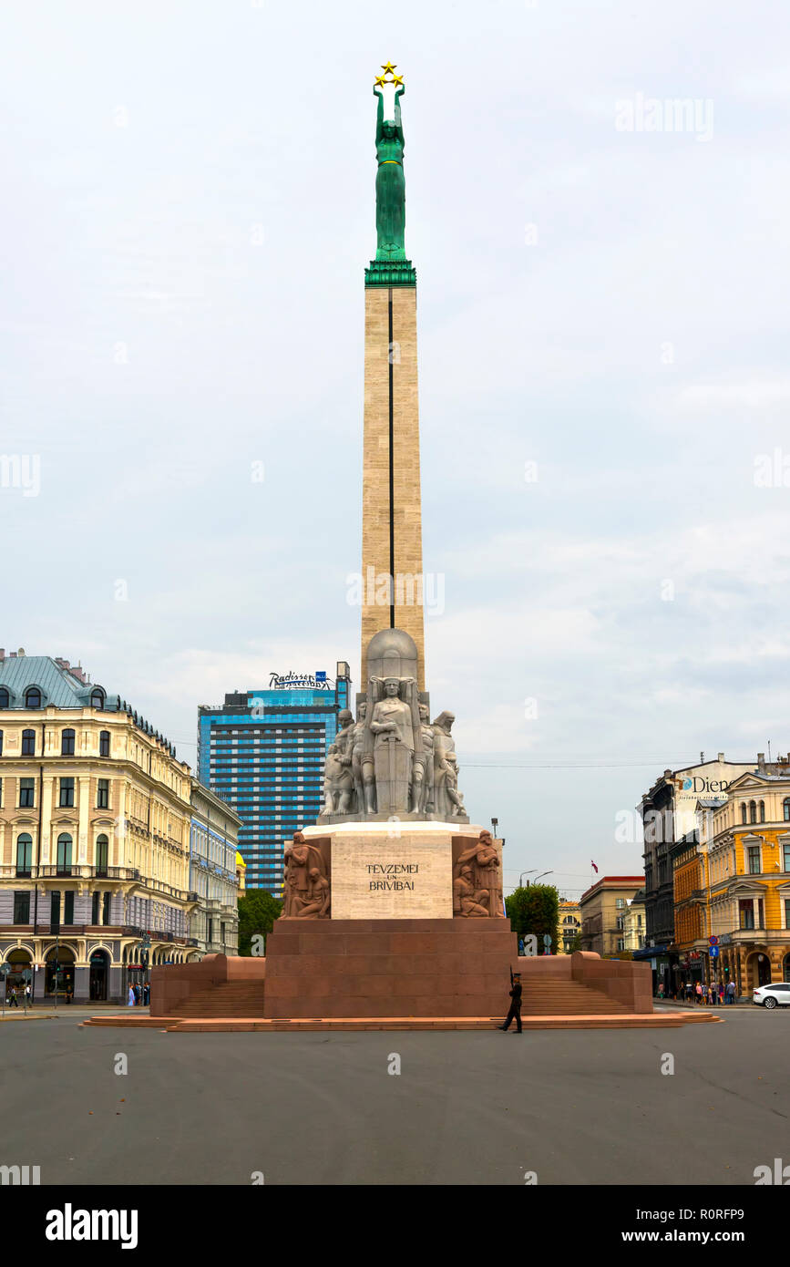 Riga, der Lettischen Freiheitsdenkmal in der Platz der Unabhängigkeit in Riga auf der Boulevard. Zu Ehren derjenigen, die für die Unabhängigkeit Lettlands gestorben Stockfoto