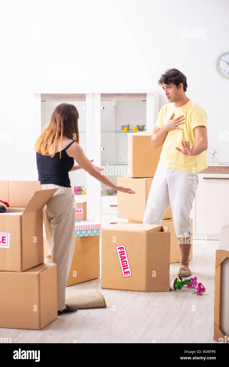 Junges Paar Umzug In Neue Wohnung Mit Zerbrechlichen Sachen Stockfotografie Alamy