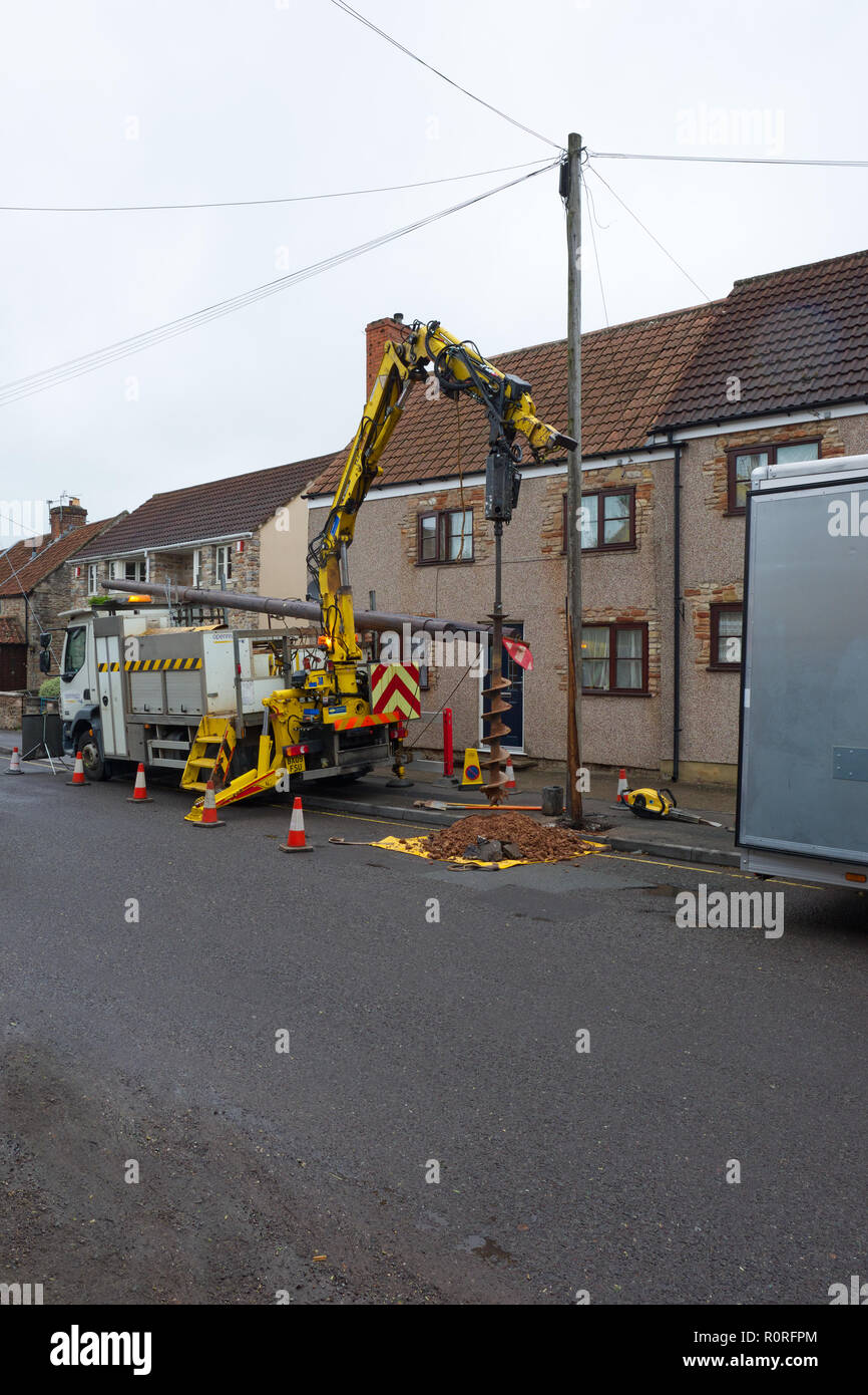 BT Openreach Ingenieure ersetzen Telegraphenmast in Wells, Somerset. Stockfoto