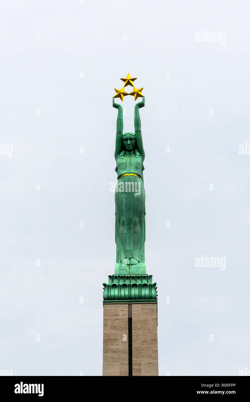 Riga, der Lettischen Freiheitsdenkmal in der Platz der Unabhängigkeit in Riga auf der Boulevard. Zu Ehren derjenigen, die für die Unabhängigkeit Lettlands gestorben Stockfoto