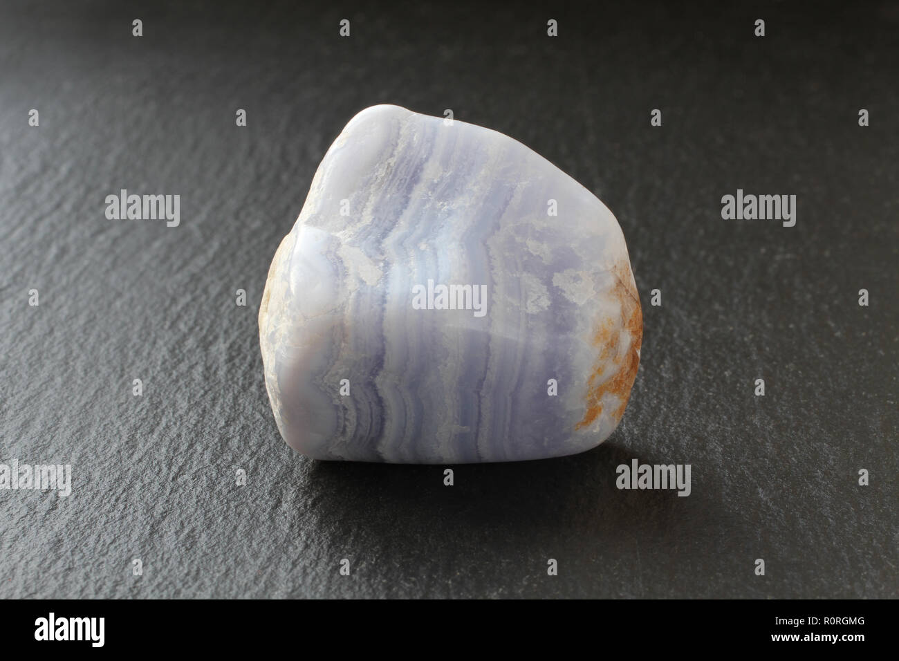 Ein blauer Achat Stein auf einen schwarzen Stein board Stockfoto