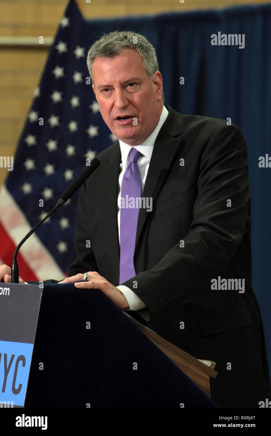 NEW YORK, NY - 30. Dezember: New York City Mayor-Elect Bill De Blasio ernennt Carmen Farina wie New York City School Bundeskanzler auf der Pressekonferenz an der William Alexander mittlere Schule im Park Slope in Brooklyn, NYon 30. Dezember 2013 statt. Credit: RTNJennings/MediaPunch Inc. Stockfoto