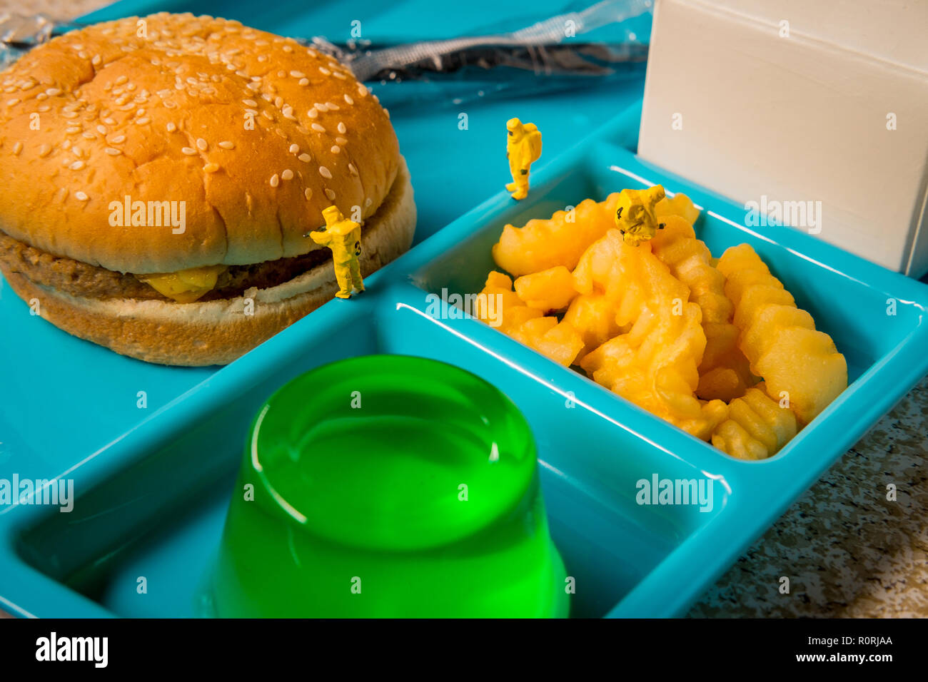 Miniatur Hazmat Team Inspektion Der Nahrwert Der Ungesunde Fast Food Schule Mittagessen Stockfotografie Alamy