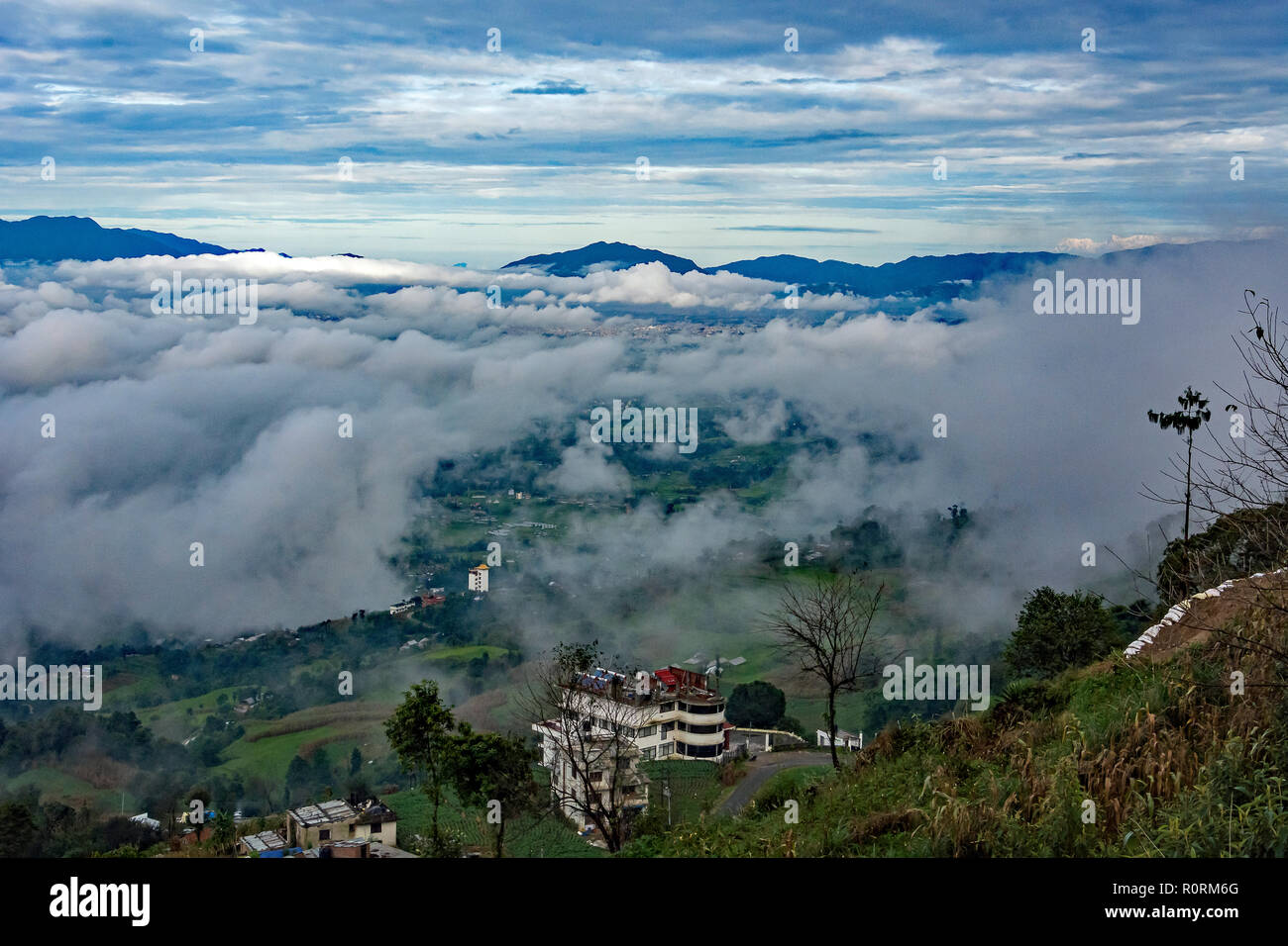 Über den Wolken am frühen Morgen in den Ausläufern des Himalaya ausserhalb von Kathmandu, Nepal. Stockfoto