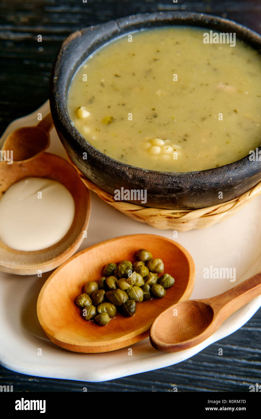 Kolumbianische Ajiaco Hähnchen Kartoffel und Mais Suppe mit Kapern Stockfoto