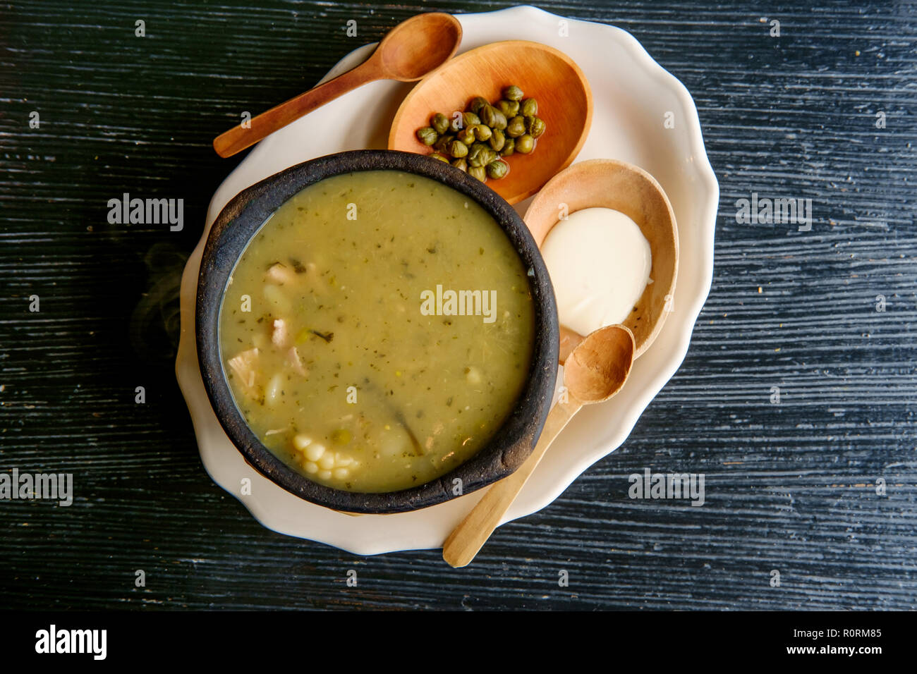 Kolumbianische Ajiaco Hähnchen Kartoffel und Mais Suppe mit Kapern Stockfoto