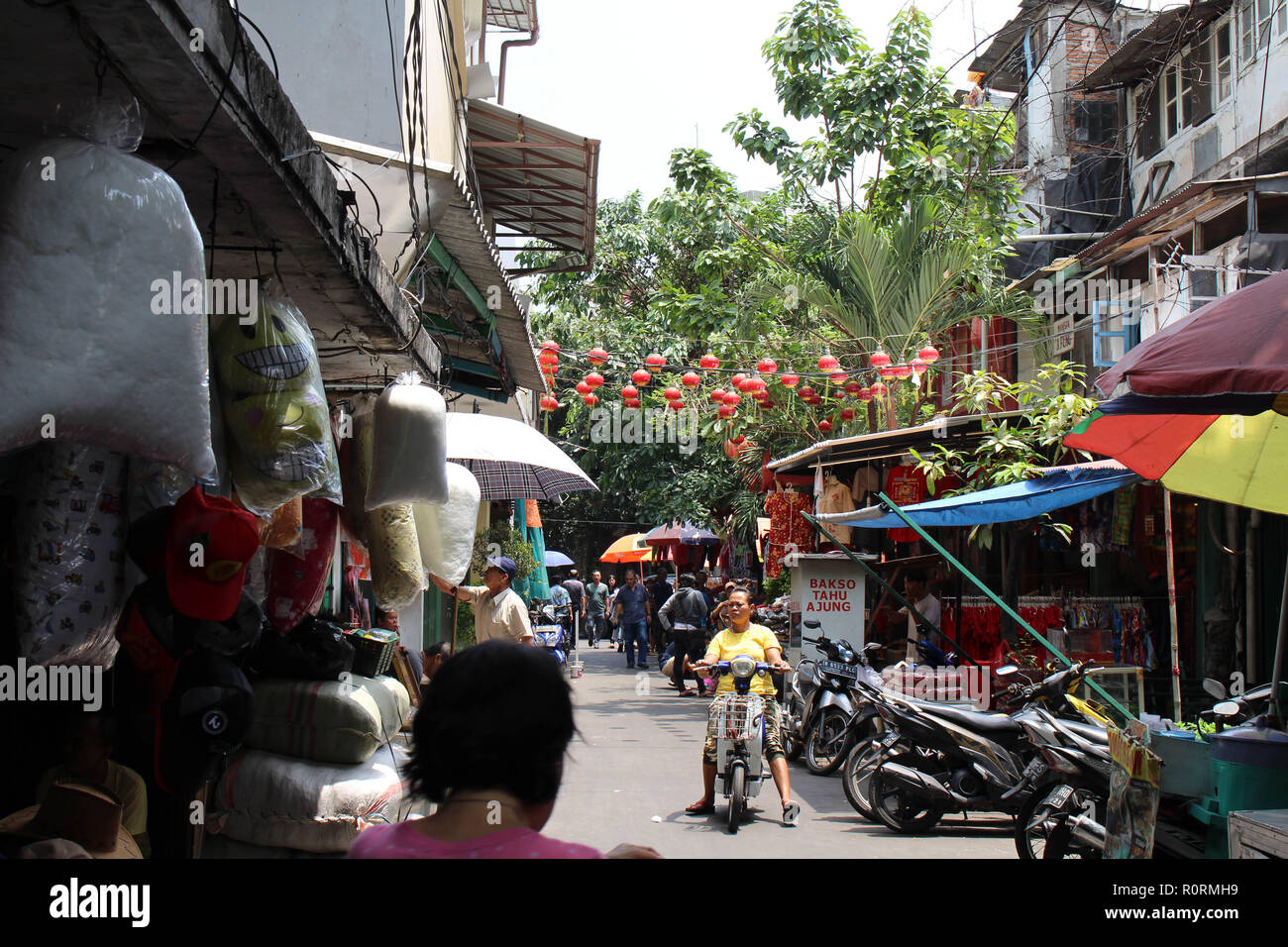 Ein Chinatown Gasse in Glodok, voll von Verkäufern (vieler Produkte und Material) und Laternen hängen. In Jakarta, Oktober 2018. Stockfoto