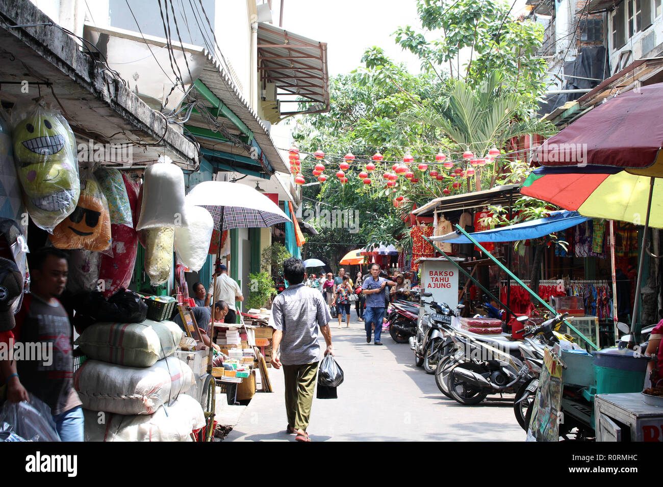 Ein Chinatown Gasse in Glodok, voll von Verkäufern (vieler Produkte und Material) und Laternen hängen. In Jakarta, Oktober 2018. Stockfoto