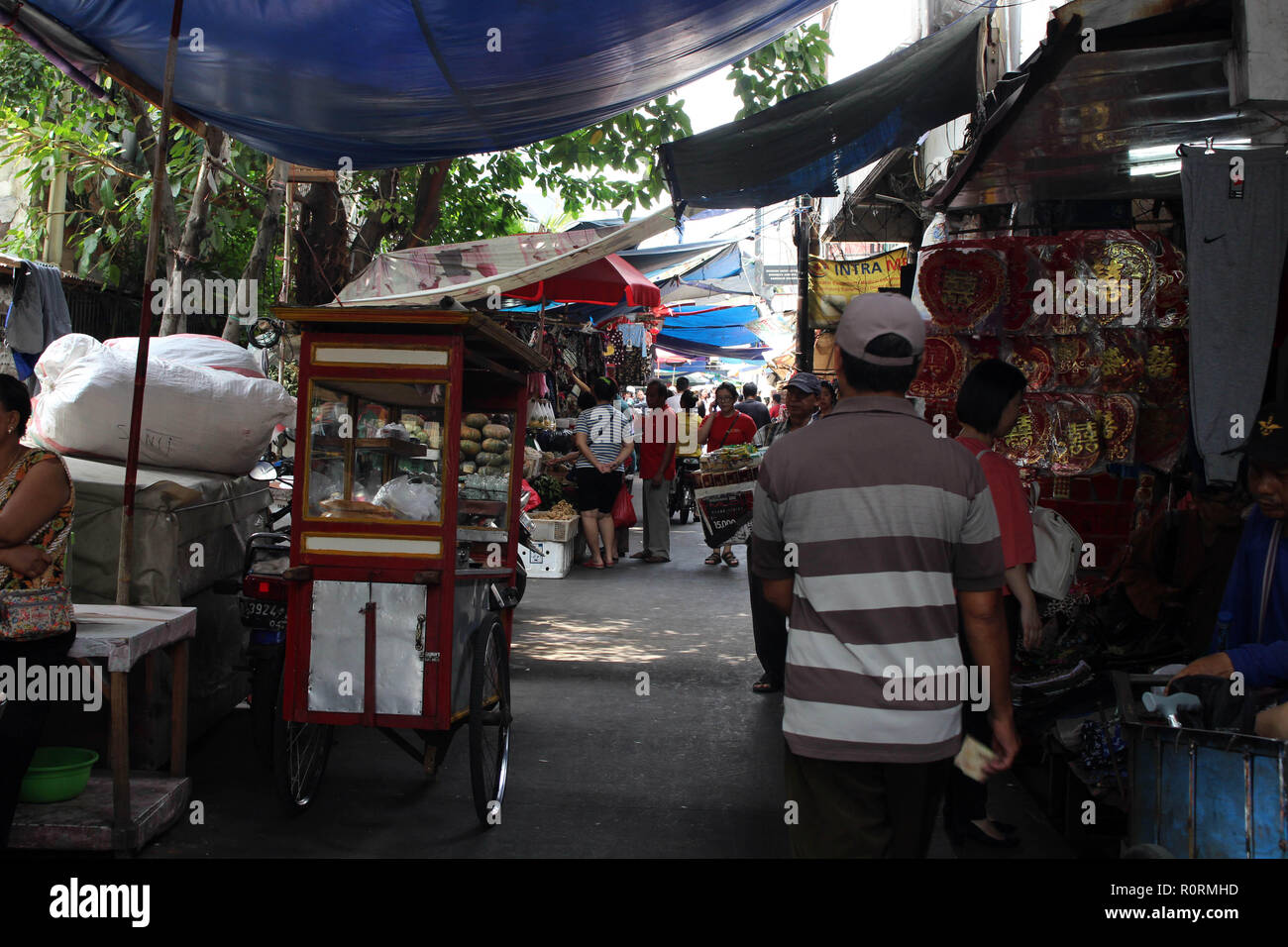 Ein Chinatown Gasse in Glodok, voll von Verkäufern (vieler Produkte und Material) und Laternen hängen. In Jakarta, Oktober 2018. Stockfoto