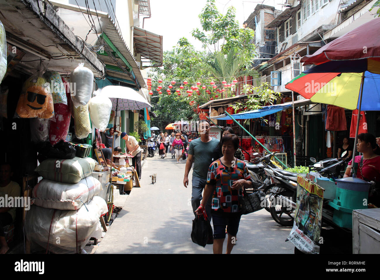 Ein Chinatown Gasse in Glodok, voll von Verkäufern (vieler Produkte und Material) und Laternen hängen. In Jakarta, Oktober 2018. Stockfoto