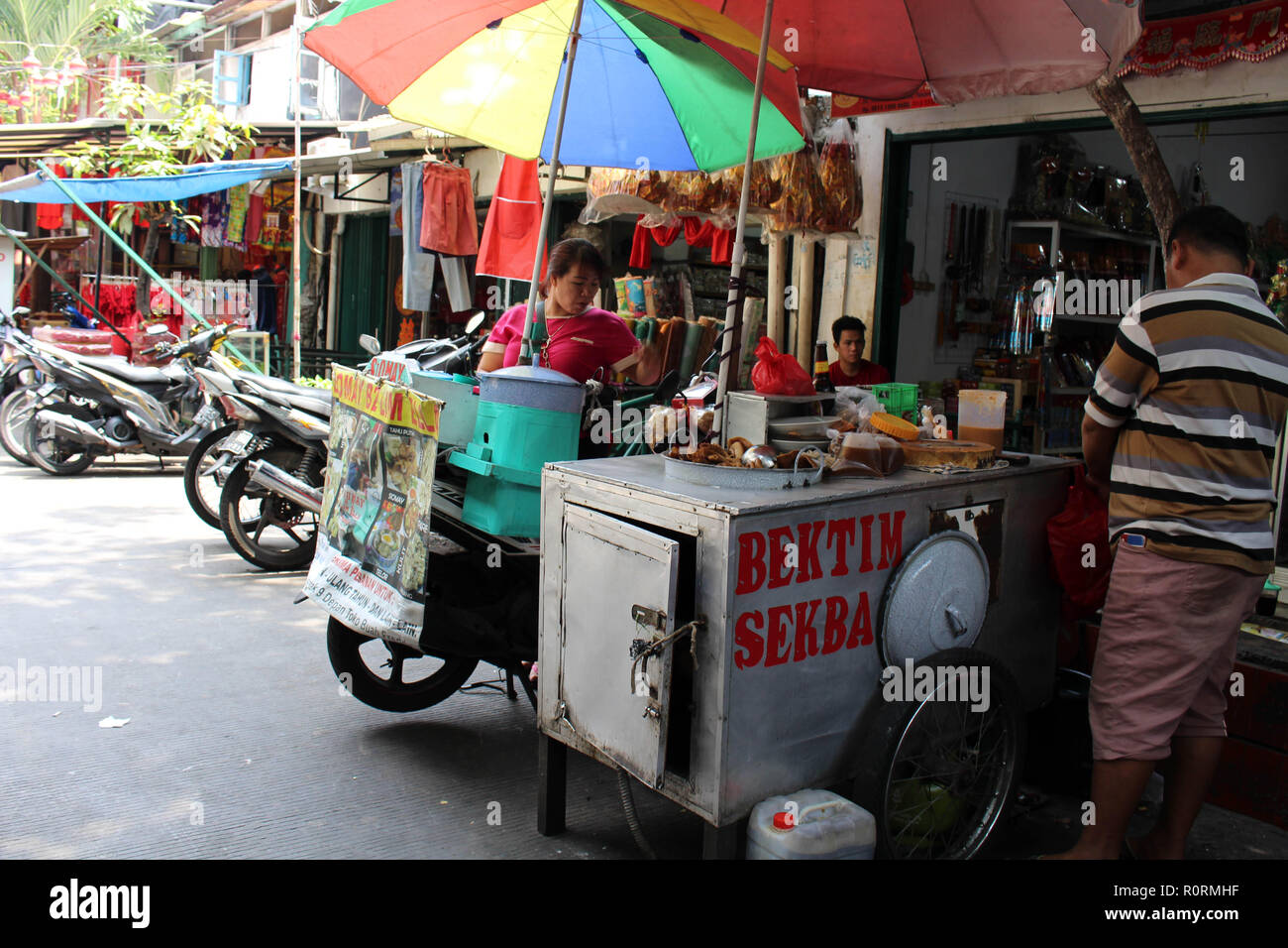 Ein Chinatown Gasse in Glodok, voll von Verkäufern (vieler Produkte und Material) und Laternen hängen. In Jakarta, Oktober 2018. Stockfoto